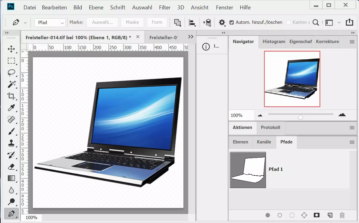 Aufgeklapptes Laptop, freigestellt mit Pfad Einfacher Freisteller Computer