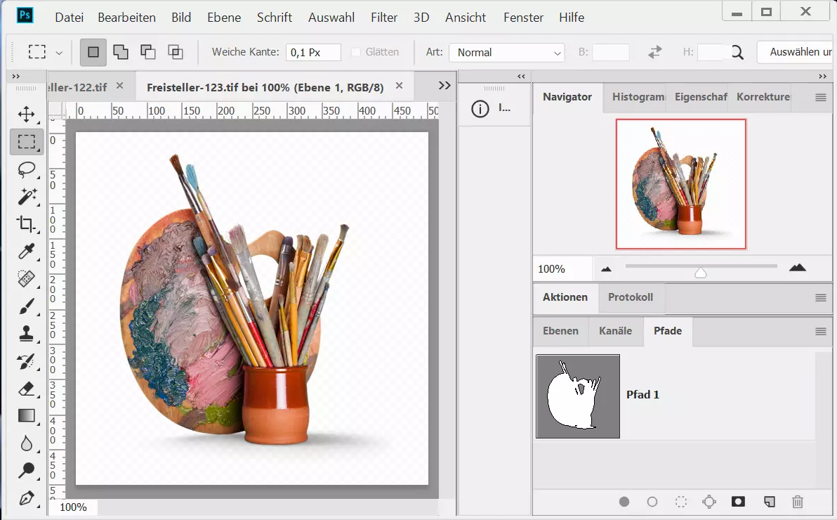 Künstlerzubehör, Mischpalette mit Pinseln freigestellt Freisteller Fotoaufnahme Malen und Kunst