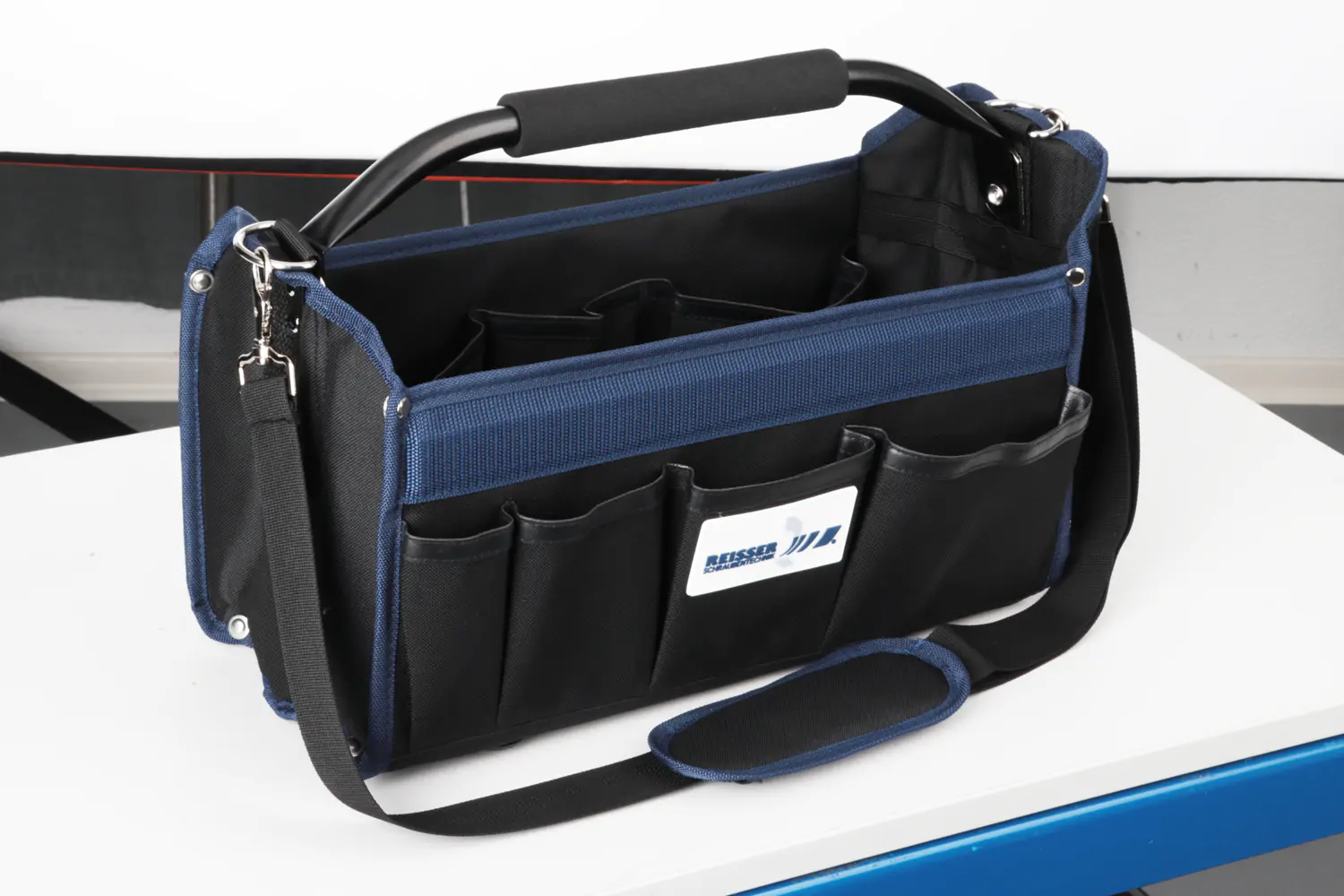 Produktfoto in JPG-Qualität Werkzeugtasche mit Griff und Trageriemen leer, schwarz-blau Produktfoto in JPG-Qualität Werkzeugtasche mit Griff und Trageriemen leer, schwarz-blau