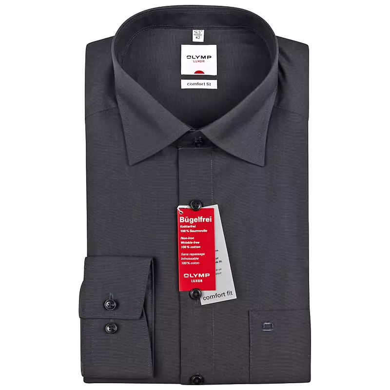 Produktfoto von einem Herrenhemd zusammengelegt mit Hang-Tags für bügelfreien Stoff Produktfoto von einem Herrenhemd zusammengelegt mit Hang-Tags für bügelfreien Stoff