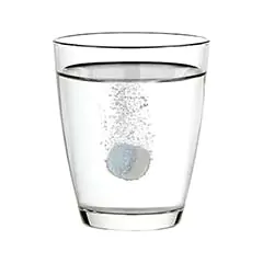 Produktfoto einer sich auflösenden Tablette in einem Glas mit Wasser Produktfotos von Gläsern und anderen transparentem Artikel