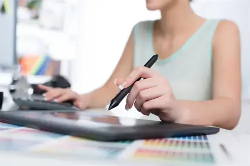 aus dem Fotostudio der PRO-ducto GmbH Eine Grafikdesignerin arbeitet an einem Grafiktablett. Professionelle Produktfotografie und Freisteller f&uuml;r mehr Sichtbarkeit und Umsatz. Produktfotografie