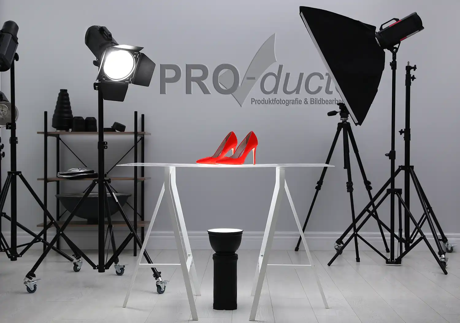Fotostudio für professionelle Produktfotografie aus dem Fotostudio der PRO-ducto GmbH Professionelle Produktfotografie von roten High Heels im Studio. Hochwertige Produktbilder erstellen lassen für mehr Sichtbarkeit und Umsatz. Produktfotografie