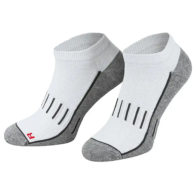aus dem Fotostudio der PRO-ducto GmbH Professionelle Produktfotografie als Freisteller: Zwei wei&szlig;e Sportsocken mit grauen Akzenten. Hochwertige Produktbilder erstellen lassen f&uuml;r mehr Umsatz. Produktfotografie