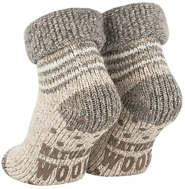 aus dem Fotostudio der PRO-ducto GmbH Professioneller Freisteller von grauen Wollsocken mit Noppensohle f&uuml;r Produktfotografie, um Produktbilder erstellen zu lassen und den Umsatz zu steigern. Produktfotografie