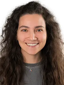 aus dem Fotostudio der PRO-ducto GmbH Professionelle Produktfotografie: Eine l&auml;chelnde Frau mit langem, dunklem Haar vor wei&szlig;em Hintergrund, ideal f&uuml;r hochwertige Produktbilder erstellen. Produktfotografie